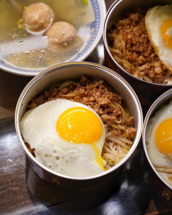 台中逢甲商圈巷弄新開幕『米丹MiDan』特色平價小吃店,以易拉罐為主題,推薦「特製銷魂拌麵」、「靈魂肉燥飯」,隱藏版菜色每日限量30碗! - 阿華田的美食日記