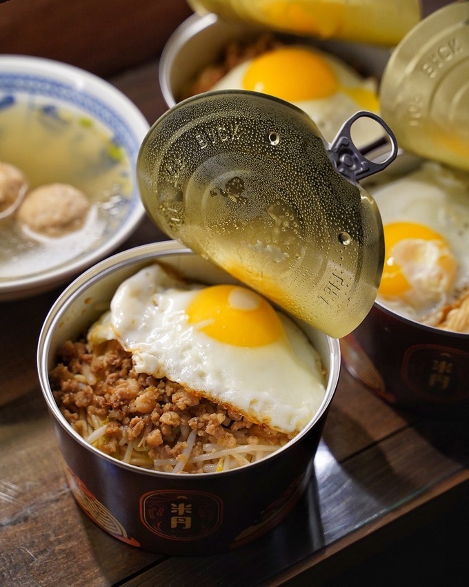 台中逢甲商圈巷弄新開幕『米丹MiDan』特色平價小吃店,以易拉罐為主題,推薦「特製銷魂拌麵」、「靈魂肉燥飯」,隱藏版菜色每日限量30碗! - 阿華田的美食日記