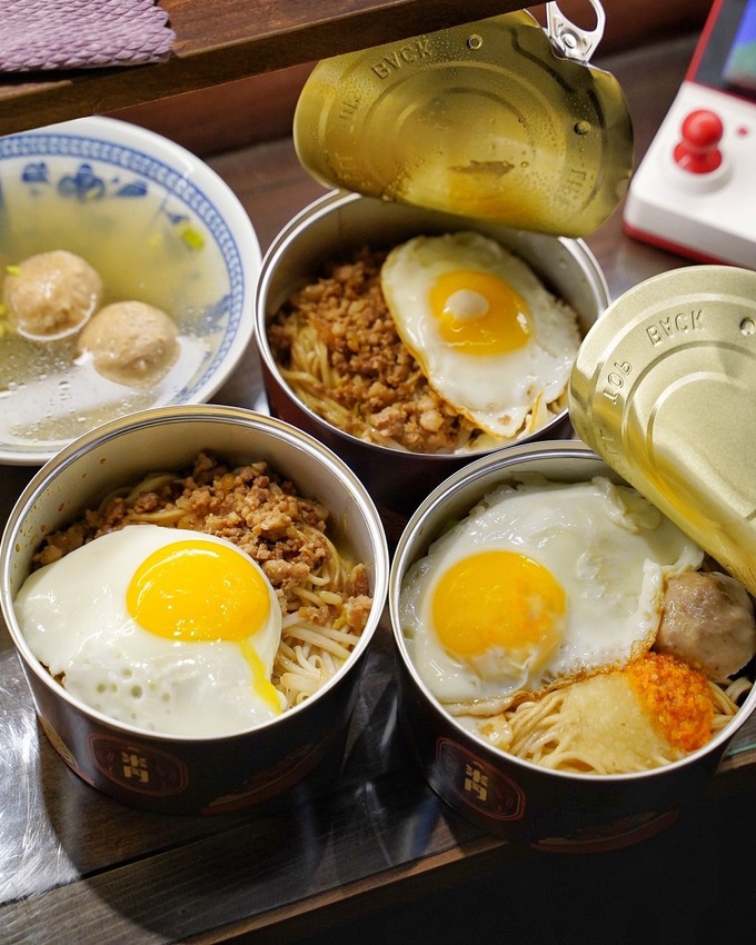 台中逢甲商圈巷弄新開幕『米丹MiDan』特色平價小吃店,以易拉罐為主題,推薦「特製銷魂拌麵」、「靈魂肉燥飯」,隱藏版菜色每日限量30碗! - 阿華田的美食日記