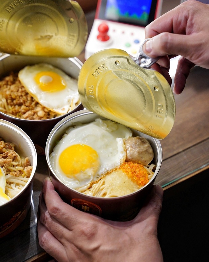 台中逢甲商圈巷弄新開幕『米丹MiDan』特色平價小吃店,以易拉罐為主題,推薦「特製銷魂拌麵」、「靈魂肉燥飯」,隱藏版菜色每日限量30碗! - 阿華田的美食日記