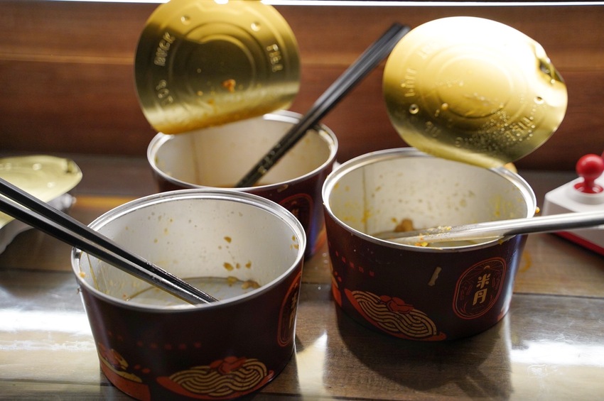 台中逢甲商圈巷弄新開幕『米丹MiDan』特色平價小吃店,以易拉罐為主題,推薦「特製銷魂拌麵」、「靈魂肉燥飯」,隱藏版菜色每日限量30碗! - 阿華田的美食日記