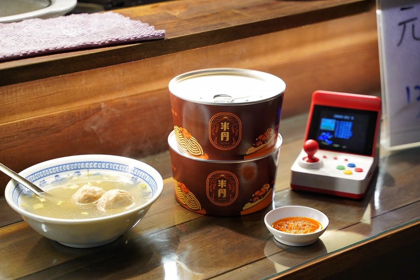 台中逢甲商圈巷弄新開幕『米丹MiDan』特色平價小吃店,以易拉罐為主題,推薦「特製銷魂拌麵」、「靈魂肉燥飯」,隱藏版菜色每日限量30碗! - 阿華田的美食日記