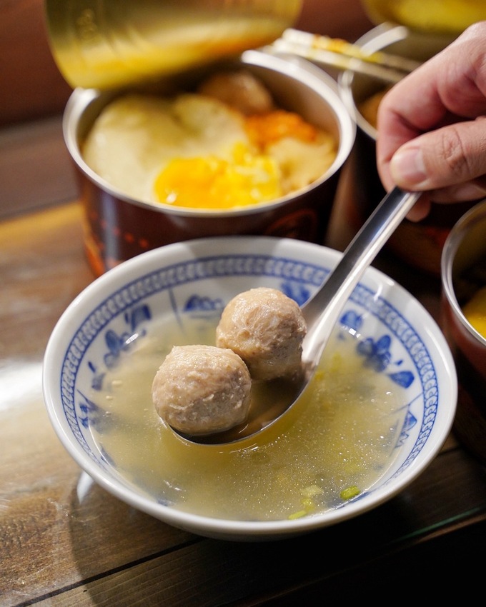 台中逢甲商圈巷弄新開幕『米丹MiDan』特色平價小吃店,以易拉罐為主題,推薦「特製銷魂拌麵」、「靈魂肉燥飯」,隱藏版菜色每日限量30碗! - 阿華田的美食日記