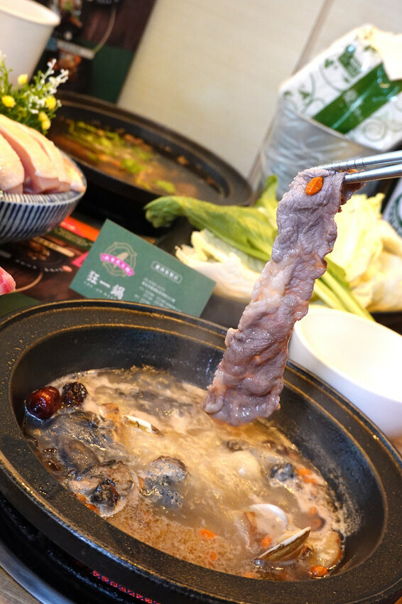 最潮必吃台式火鍋店-狂一鍋蘆洲集賢店,外國人來台必吃的台式火鍋,新北蘆洲排隊名店,中午時段限定299&339超值體驗價