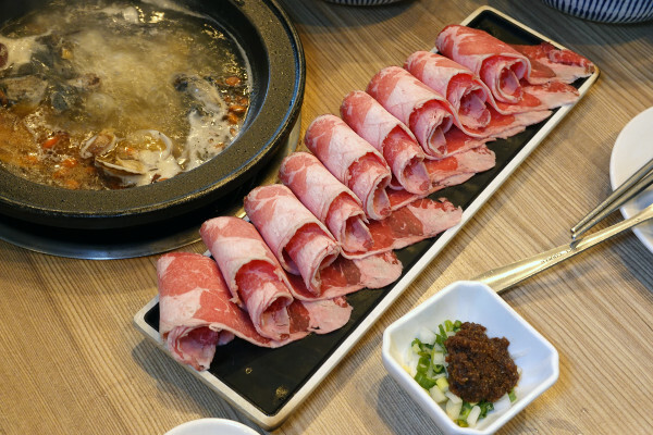 最潮必吃台式火鍋店-狂一鍋蘆洲集賢店,外國人來台必吃的台式火鍋,新北蘆洲排隊名店,中午時段限定299&339超值體驗價