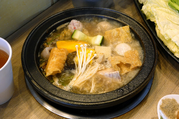 最潮必吃台式火鍋店-狂一鍋蘆洲集賢店,外國人來台必吃的台式火鍋,新北蘆洲排隊名店,中午時段限定299&339超值體驗價