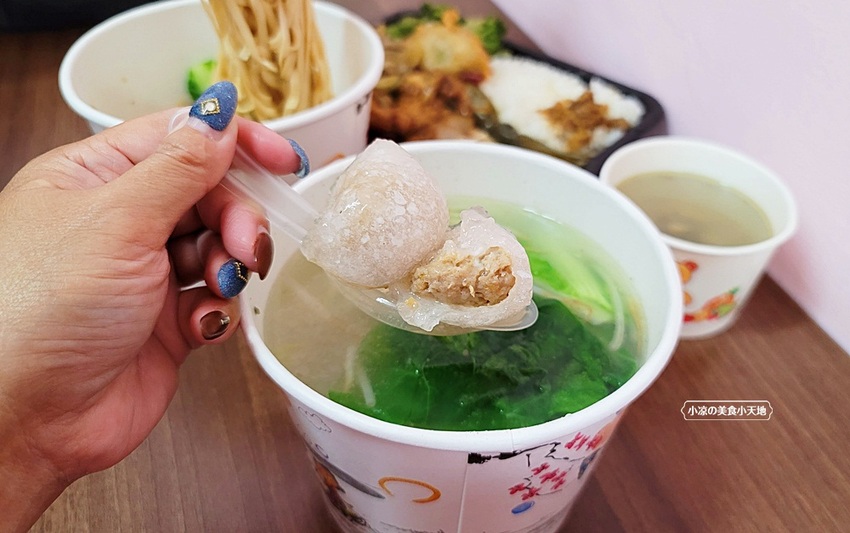 老伴麵館║台中銅板小吃，吃不膩的三角圓、軟Ｑ鹹香好滋味，餛飩乾麵也推薦唷！！