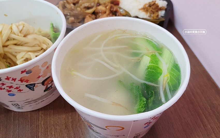 老伴麵館║台中銅板小吃，吃不膩的三角圓、軟Ｑ鹹香好滋味，餛飩乾麵也推薦唷！！