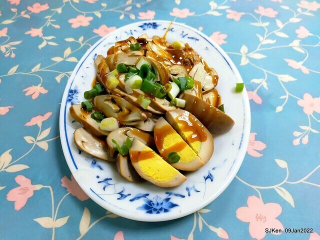 「萬媽媽麵攤」 (Chinese Gnocchi & Luwei store), Taipei, Taiwan, Jan 9, 2022.