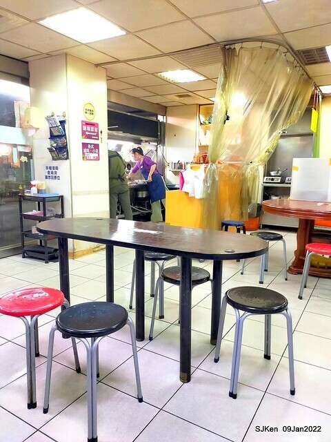 「萬媽媽麵攤」 (Chinese Gnocchi & Luwei store), Taipei, Taiwan, Jan 9, 2022.