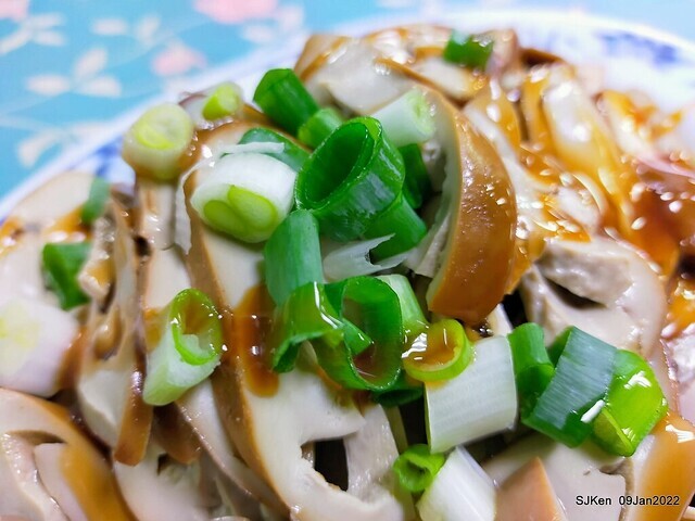「萬媽媽麵攤」 (Chinese Gnocchi & Luwei store), Taipei, Taiwan, Jan 9, 2022.