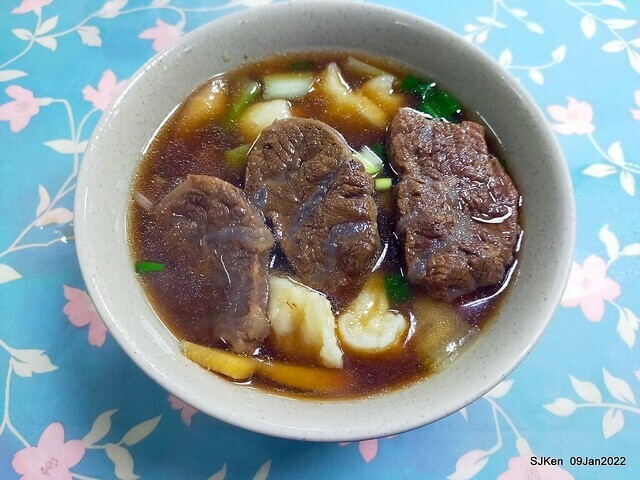 「萬媽媽麵攤」 (Chinese Gnocchi & Luwei store), Taipei, Taiwan, Jan 9, 2022.