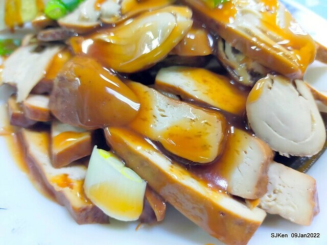 「萬媽媽麵攤」 (Chinese Gnocchi & Luwei store), Taipei, Taiwan, Jan 9, 2022.