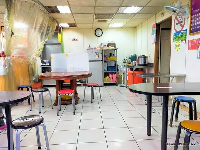 「萬媽媽麵攤」 (Chinese Gnocchi & Luwei store), Taipei, Taiwan, Jan 9, 2022.