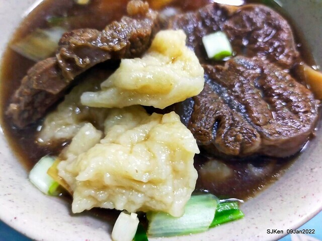 「萬媽媽麵攤」 (Chinese Gnocchi & Luwei store), Taipei, Taiwan, Jan 9, 2022.