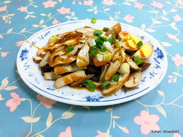 「萬媽媽麵攤」 (Chinese Gnocchi & Luwei store), Taipei, Taiwan, Jan 9, 2022.