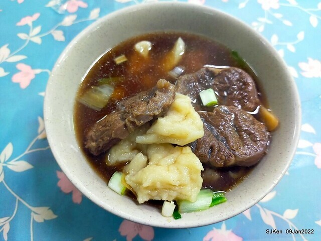 「萬媽媽麵攤」 (Chinese Gnocchi & Luwei store), Taipei, Taiwan, Jan 9, 2022.
