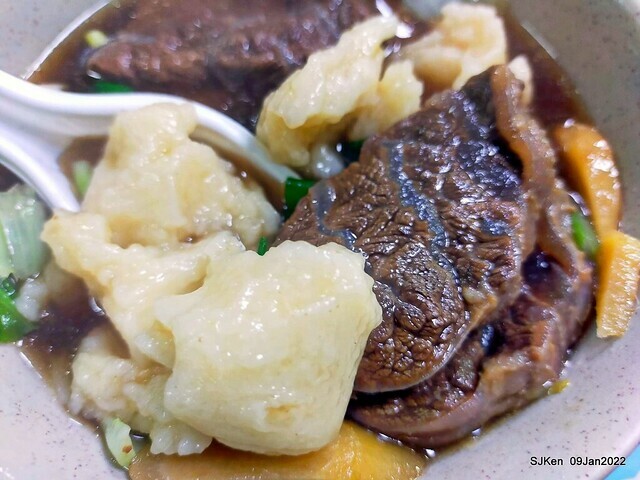 「萬媽媽麵攤」 (Chinese Gnocchi & Luwei store), Taipei, Taiwan, Jan 9, 2022.