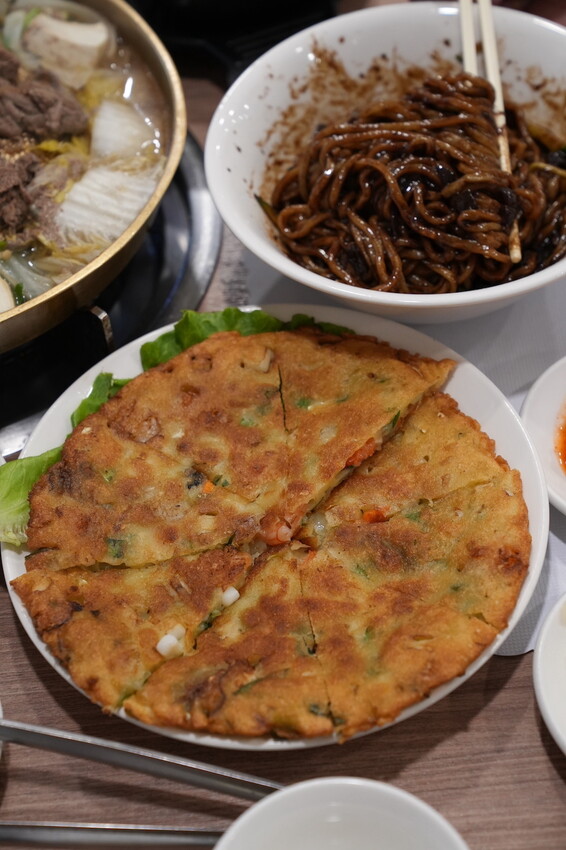 台北美食 Oh Mo 瑪嘻答韓式料理｜捷運中山國中站「高CP值韓式料理」　大份量「銅盤烤肉、炸醬麵、海鮮煎餅