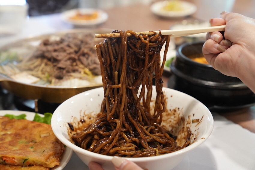 台北美食 Oh Mo 瑪嘻答韓式料理｜捷運中山國中站「高CP值韓式料理」　大份量「銅盤烤肉、炸醬麵、海鮮煎餅