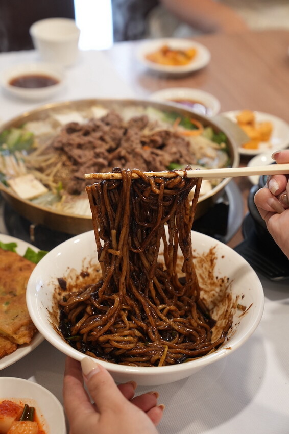 台北美食 Oh Mo 瑪嘻答韓式料理｜捷運中山國中站「高CP值韓式料理」　大份量「銅盤烤肉、炸醬麵、海鮮煎餅