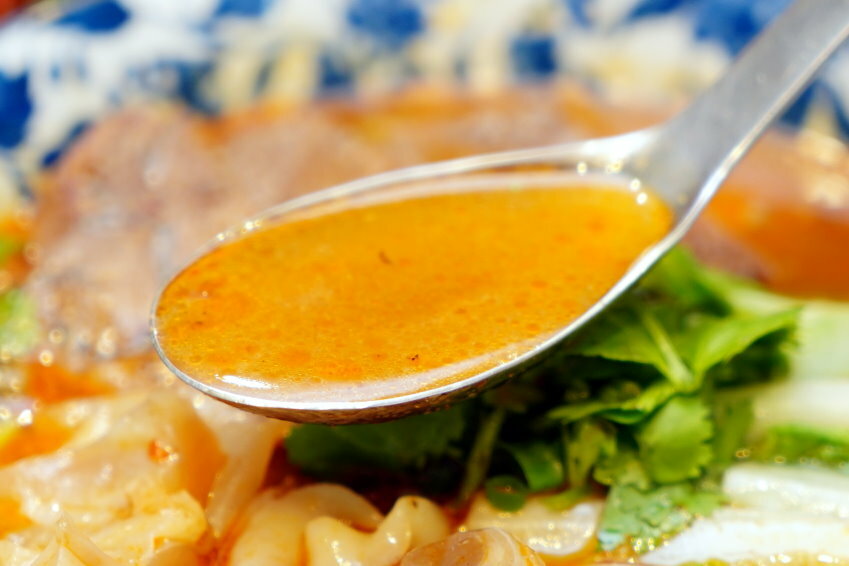 【台北東區】牛窩牛肉麵 老滷味.原汁、紅燒、麻辣湯頭都好吃!附湯品、飲料免費喝!