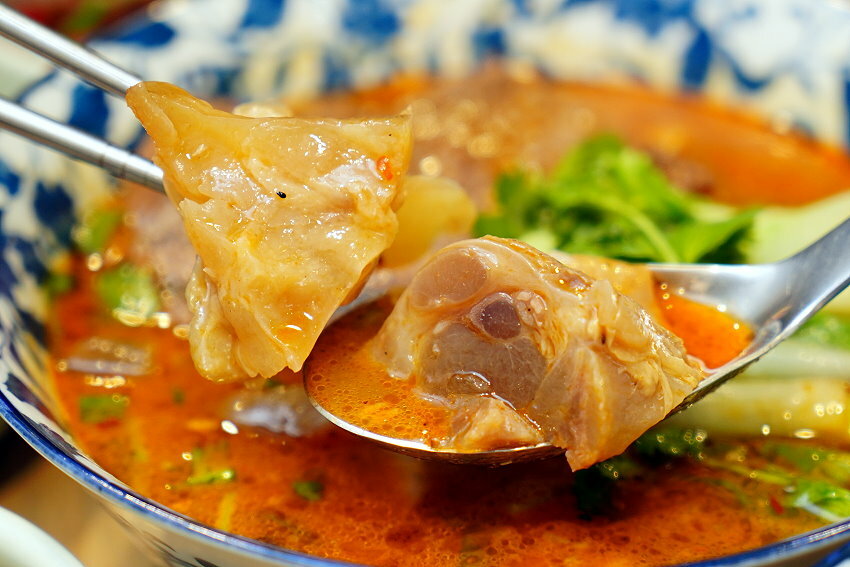 【台北東區】牛窩牛肉麵 老滷味.原汁、紅燒、麻辣湯頭都好吃!附湯品、飲料免費喝!