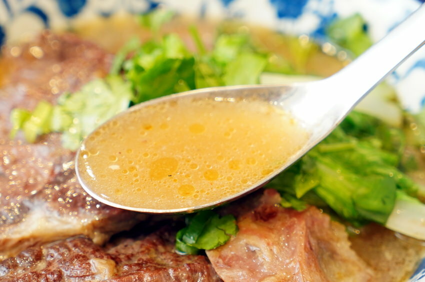 【台北東區】牛窩牛肉麵 老滷味.原汁、紅燒、麻辣湯頭都好吃!附湯品、飲料免費喝!