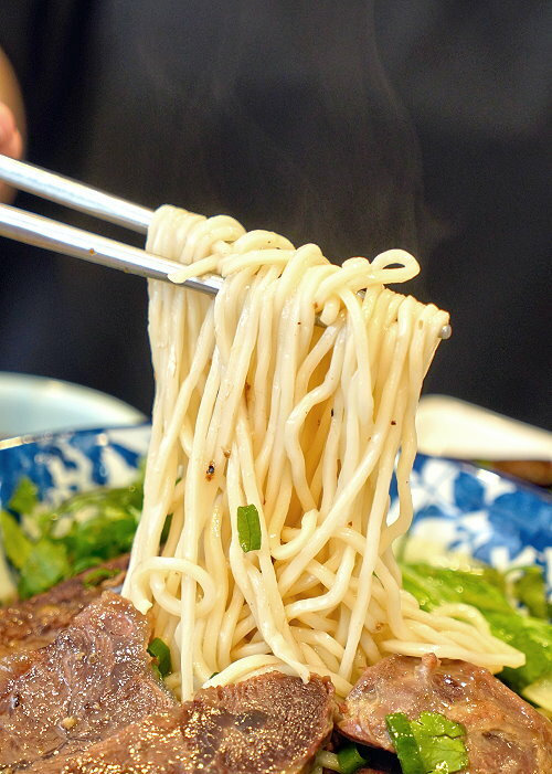 【台北東區】牛窩牛肉麵 老滷味.原汁、紅燒、麻辣湯頭都好吃!附湯品、飲料免費喝!