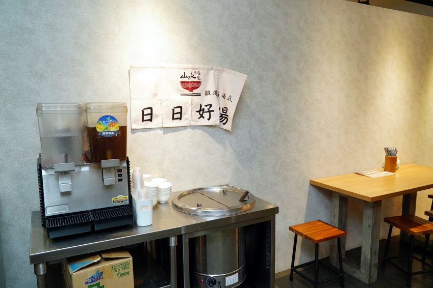 【台北東區】牛窩牛肉麵 老滷味.原汁、紅燒、麻辣湯頭都好吃!附湯品、飲料免費喝!