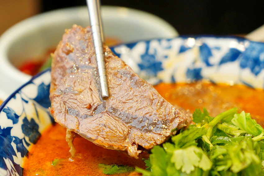 【台北東區】牛窩牛肉麵 老滷味.原汁、紅燒、麻辣湯頭都好吃!附湯品、飲料免費喝!