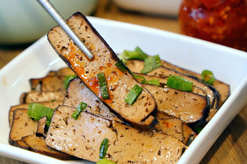 【台北東區】牛窩牛肉麵 老滷味.原汁、紅燒、麻辣湯頭都好吃!附湯品、飲料免費喝!