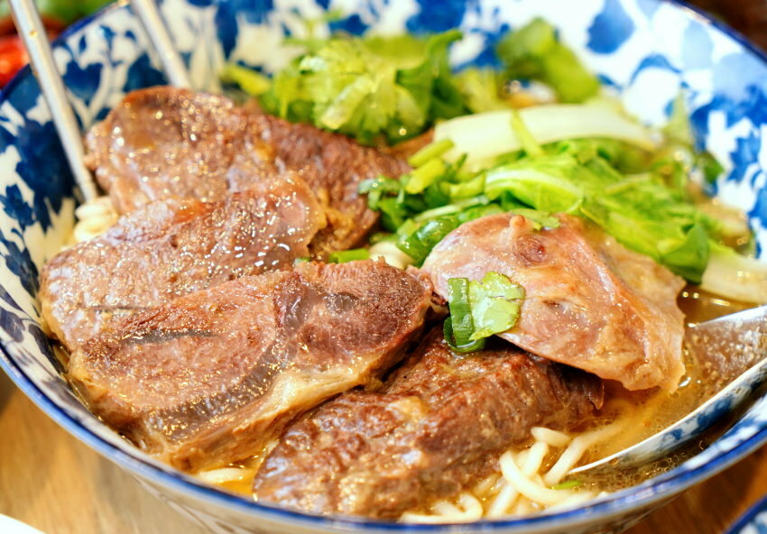 【台北東區】牛窩牛肉麵 老滷味.原汁、紅燒、麻辣湯頭都好吃!附湯品、飲料免費喝!