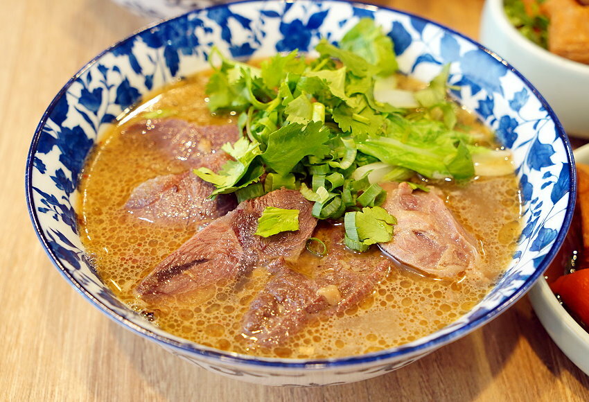 【台北東區】牛窩牛肉麵 老滷味.原汁、紅燒、麻辣湯頭都好吃!附湯品、飲料免費喝!