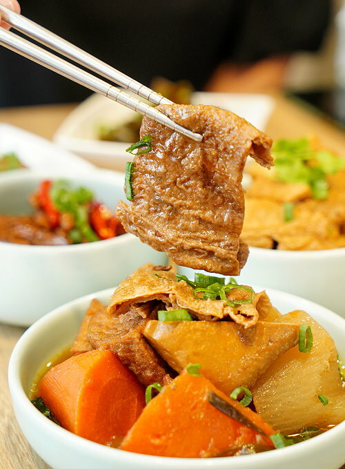 【台北東區】牛窩牛肉麵 老滷味.原汁、紅燒、麻辣湯頭都好吃!附湯品、飲料免費喝!