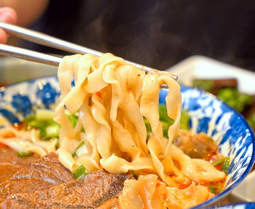 【台北東區】牛窩牛肉麵 老滷味.原汁、紅燒、麻辣湯頭都好吃!附湯品、飲料免費喝!