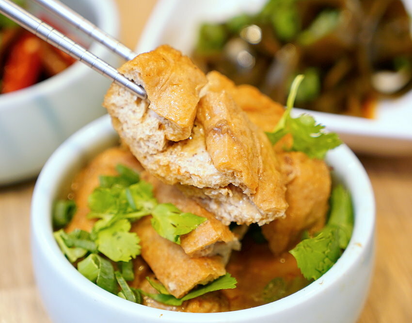 【台北東區】牛窩牛肉麵 老滷味.原汁、紅燒、麻辣湯頭都好吃!附湯品、飲料免費喝!