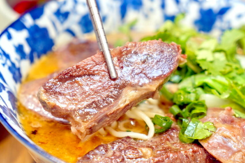 【台北東區】牛窩牛肉麵 老滷味.原汁、紅燒、麻辣湯頭都好吃!附湯品、飲料免費喝!