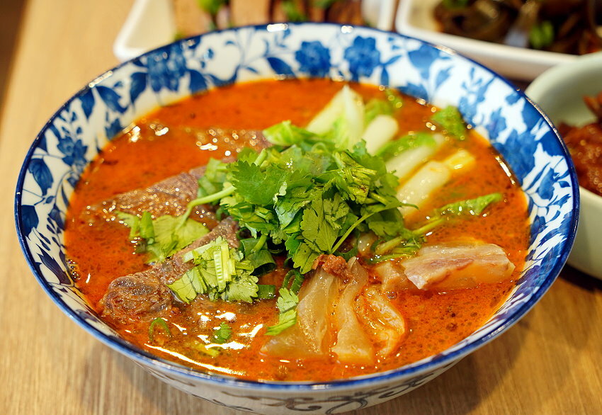 【台北東區】牛窩牛肉麵 老滷味.原汁、紅燒、麻辣湯頭都好吃!附湯品、飲料免費喝!