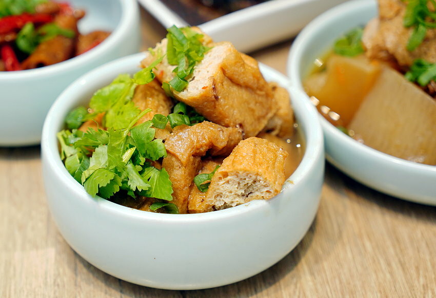 【台北東區】牛窩牛肉麵 老滷味.原汁、紅燒、麻辣湯頭都好吃!附湯品、飲料免費喝!