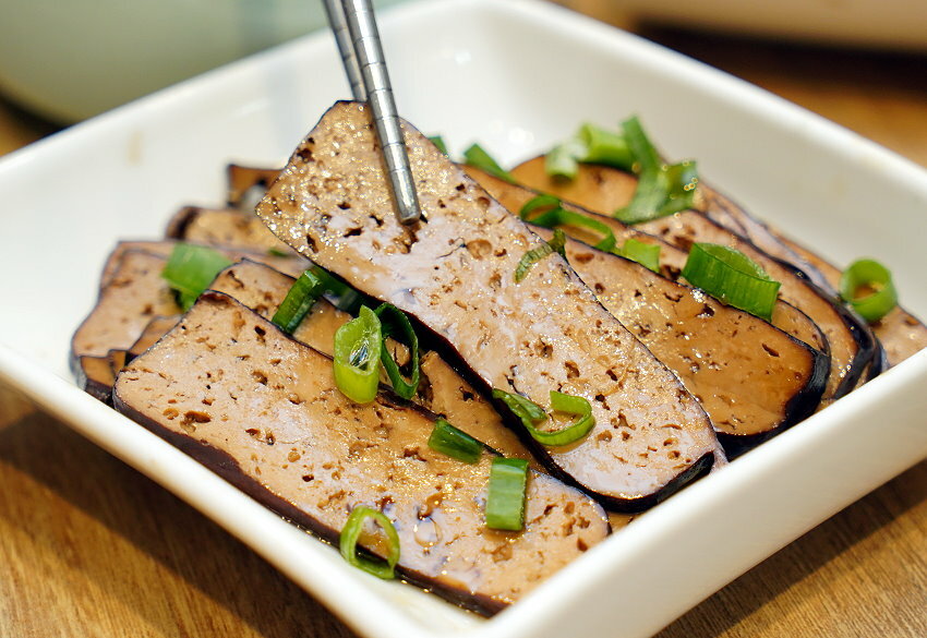 【台北東區】牛窩牛肉麵 老滷味.原汁、紅燒、麻辣湯頭都好吃!附湯品、飲料免費喝!