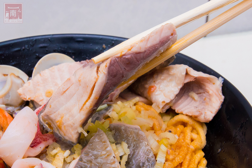 【臺南美食】虱目魚肚粥升級了｜沿海養殖吃益生菌長大的虱目魚｜台灣沿海螃蟹｜藥膳螃蟹粥｜虱目魚肚海鮮粥｜虱目魚皮海鮮麵~順慶海鮮麵 - 南人幫