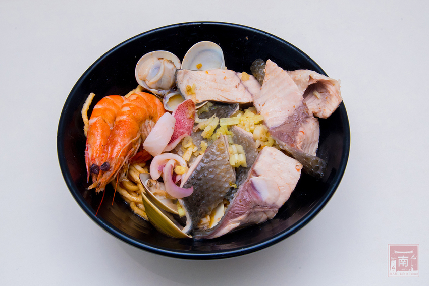 【臺南美食】虱目魚肚粥升級了｜沿海養殖吃益生菌長大的虱目魚｜台灣沿海螃蟹｜藥膳螃蟹粥｜虱目魚肚海鮮粥｜虱目魚皮海鮮麵~順慶海鮮麵 - 南人幫