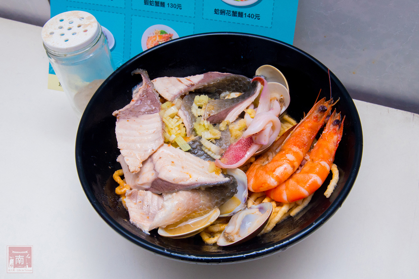 【臺南美食】虱目魚肚粥升級了｜沿海養殖吃益生菌長大的虱目魚｜台灣沿海螃蟹｜藥膳螃蟹粥｜虱目魚肚海鮮粥｜虱目魚皮海鮮麵~順慶海鮮麵 - 南人幫
