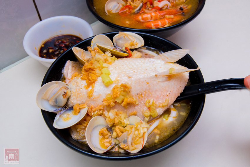 【臺南美食】虱目魚肚粥升級了｜沿海養殖吃益生菌長大的虱目魚｜台灣沿海螃蟹｜藥膳螃蟹粥｜虱目魚肚海鮮粥｜虱目魚皮海鮮麵~順慶海鮮麵 - 南人幫