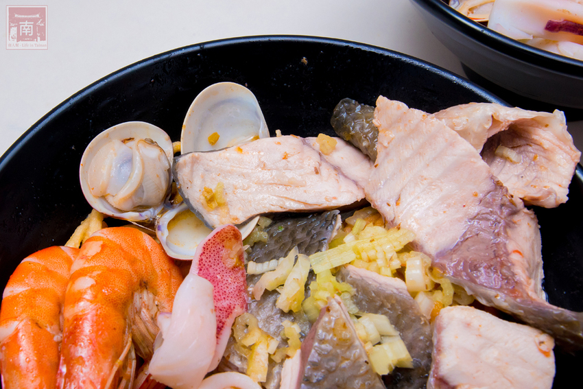 【臺南美食】虱目魚肚粥升級了｜沿海養殖吃益生菌長大的虱目魚｜台灣沿海螃蟹｜藥膳螃蟹粥｜虱目魚肚海鮮粥｜虱目魚皮海鮮麵~順慶海鮮麵 - 南人幫