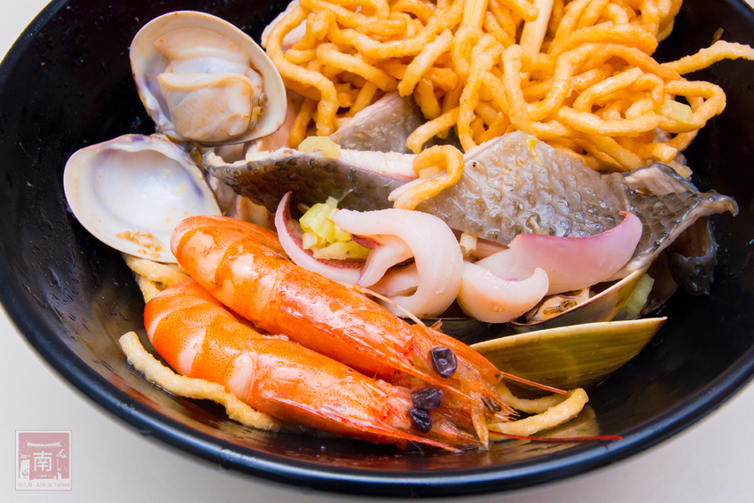 【臺南美食】虱目魚肚粥升級了｜沿海養殖吃益生菌長大的虱目魚｜台灣沿海螃蟹｜藥膳螃蟹粥｜虱目魚肚海鮮粥｜虱目魚皮海鮮麵~順慶海鮮麵 - 南人幫