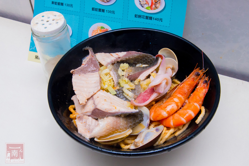 【臺南美食】虱目魚肚粥升級了｜沿海養殖吃益生菌長大的虱目魚｜台灣沿海螃蟹｜藥膳螃蟹粥｜虱目魚肚海鮮粥｜虱目魚皮海鮮麵~順慶海鮮麵 - 南人幫