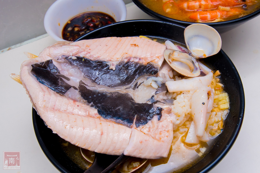 【臺南美食】虱目魚肚粥升級了｜沿海養殖吃益生菌長大的虱目魚｜台灣沿海螃蟹｜藥膳螃蟹粥｜虱目魚肚海鮮粥｜虱目魚皮海鮮麵~順慶海鮮麵 - 南人幫