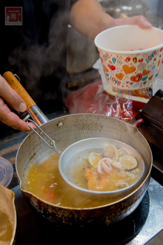 【臺南美食】虱目魚肚粥升級了｜沿海養殖吃益生菌長大的虱目魚｜台灣沿海螃蟹｜藥膳螃蟹粥｜虱目魚肚海鮮粥｜虱目魚皮海鮮麵~順慶海鮮麵 - 南人幫